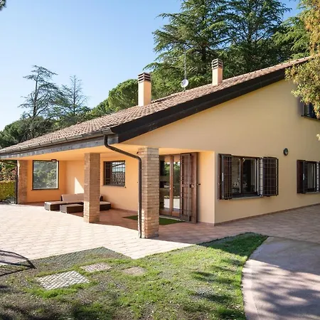 Piscina “la Trinita “ Villa *