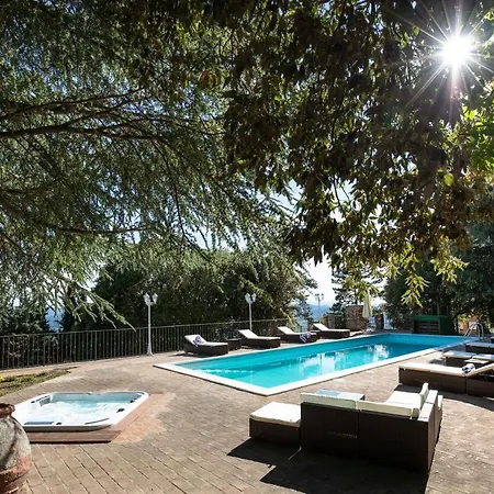 Piscina “la Trinita “ Villa